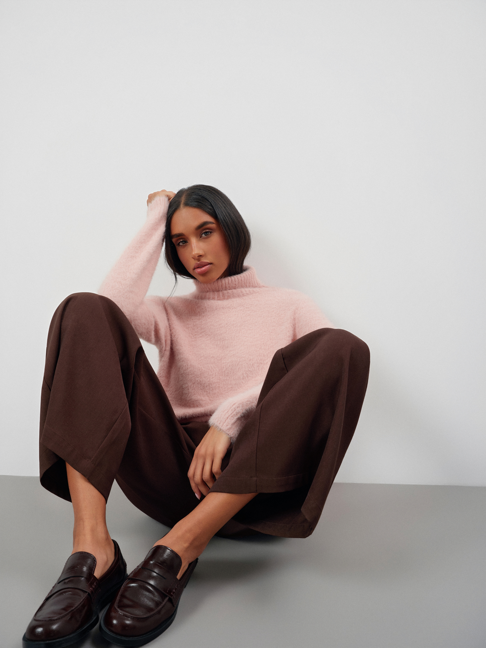 Sweter z golfem w kolorze pastelowego różu 