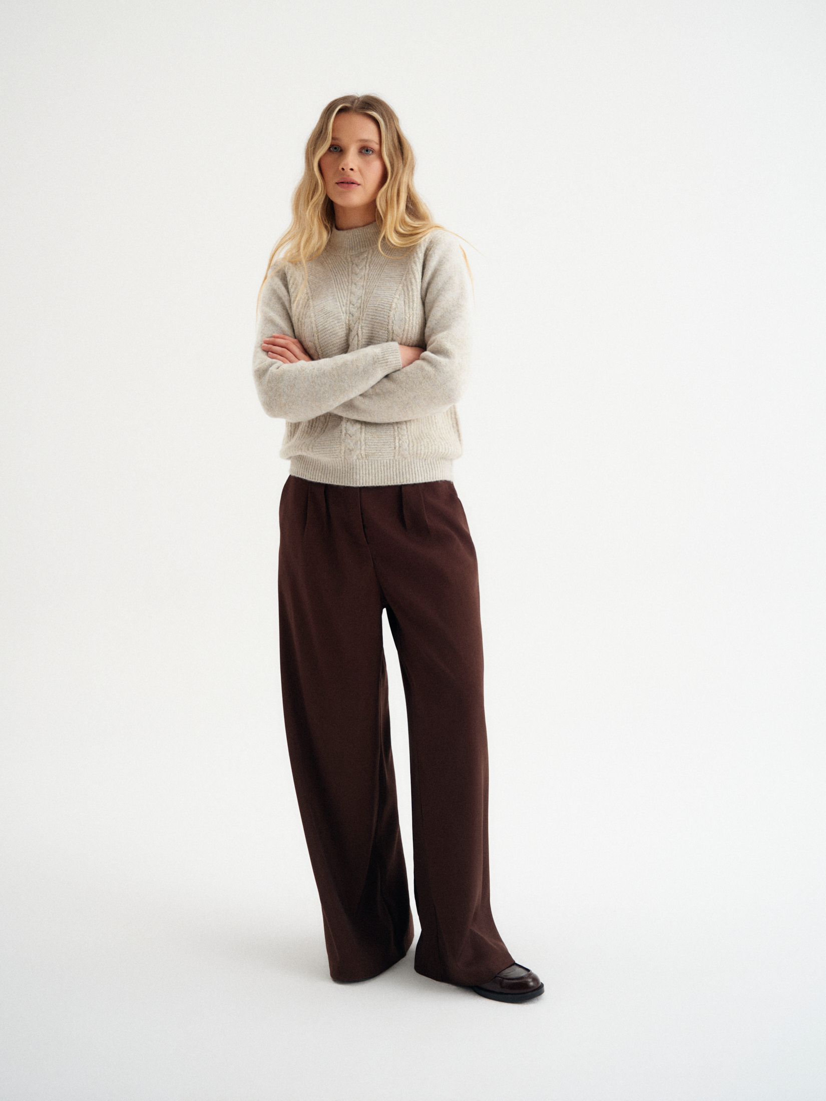 Beżowy sweter z domieszką wełny 