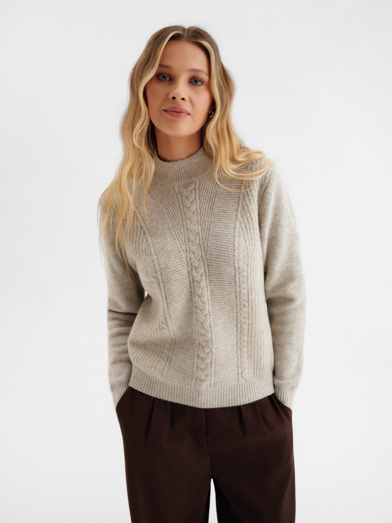 Beżowy sweter z domieszką wełny 