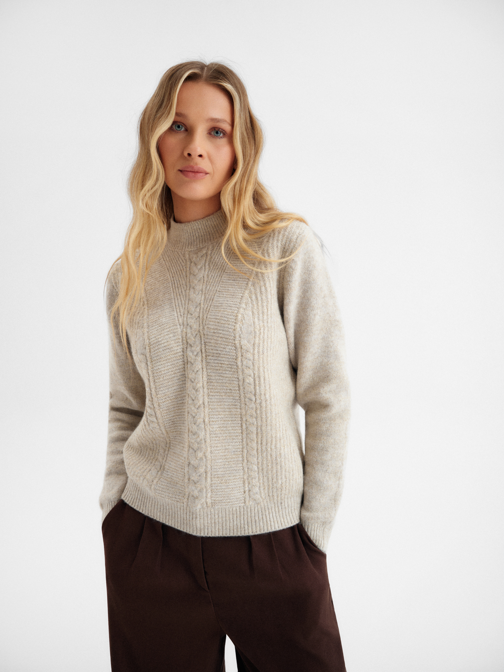 Beżowy sweter z domieszką wełny 