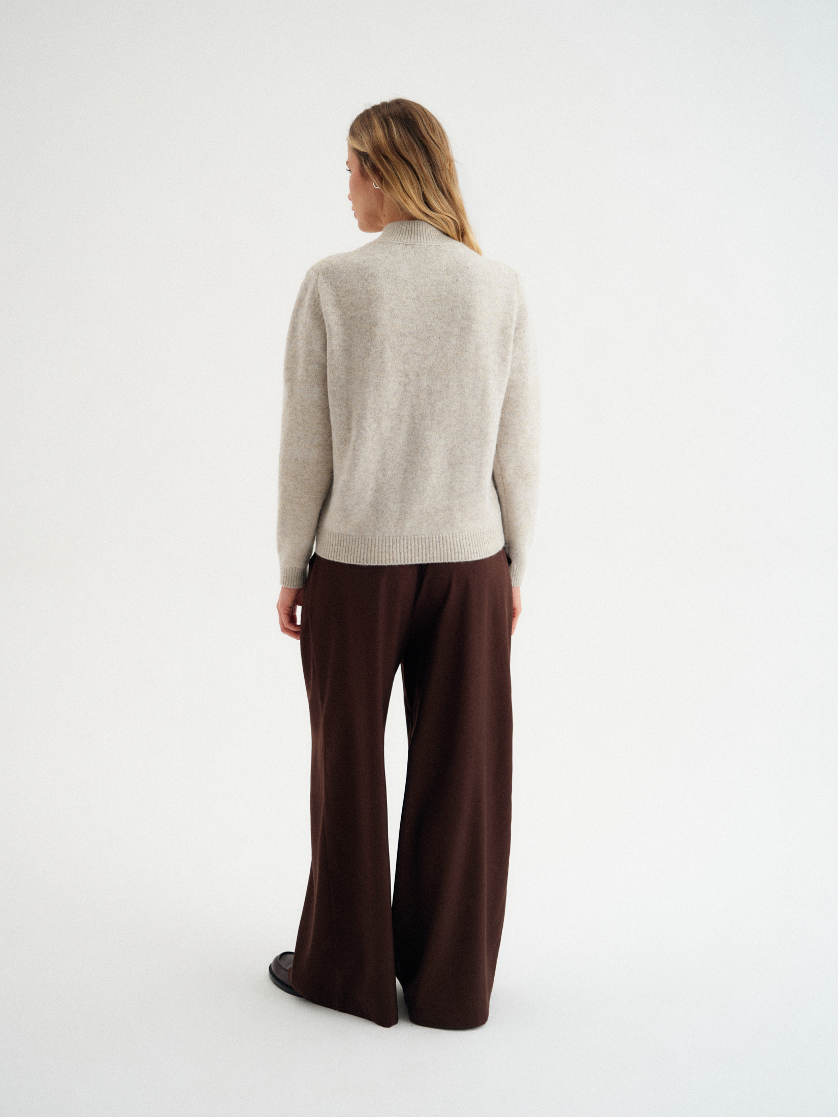 Beżowy sweter z domieszką wełny 